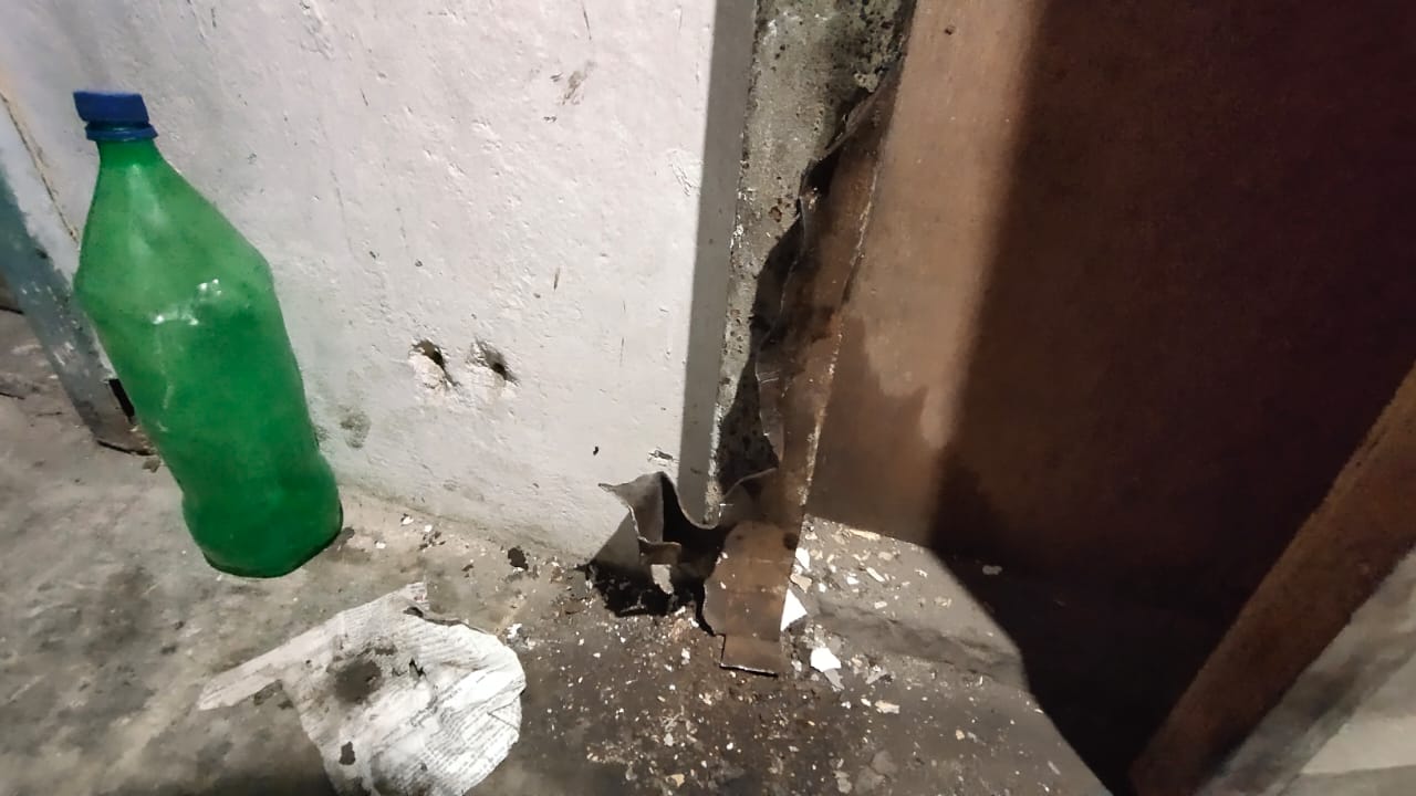 दुकान के शटर का किनारे वाला हिस्सा तोड़कर भीतर घुसे चोर।