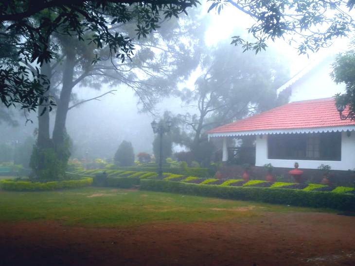 सर्दी बढ़ने के साथ ही पचमढ़ी में मौसम खूबसूरत बन गया है।