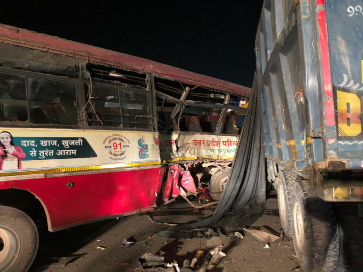 देर रात हुए हादसे में डंफर रोडवेज बस से जा टकराया।