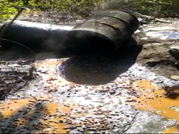 इस तरह जमीन पर गिराया महुआ लाहन