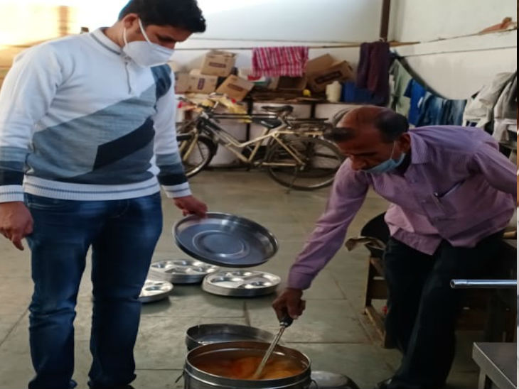 जिला अस्पताल के किचन में शाम को बने खाने की जांच करते अधिकारी