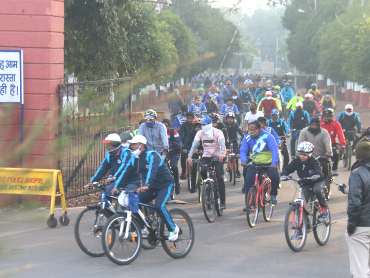 सैकड़ों लोग जोश और उत्साह के साथ शामिल हुए।