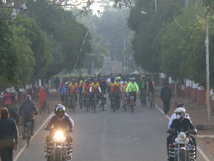 सैकड़ों साइकिल सवारों ने भाग लिया।