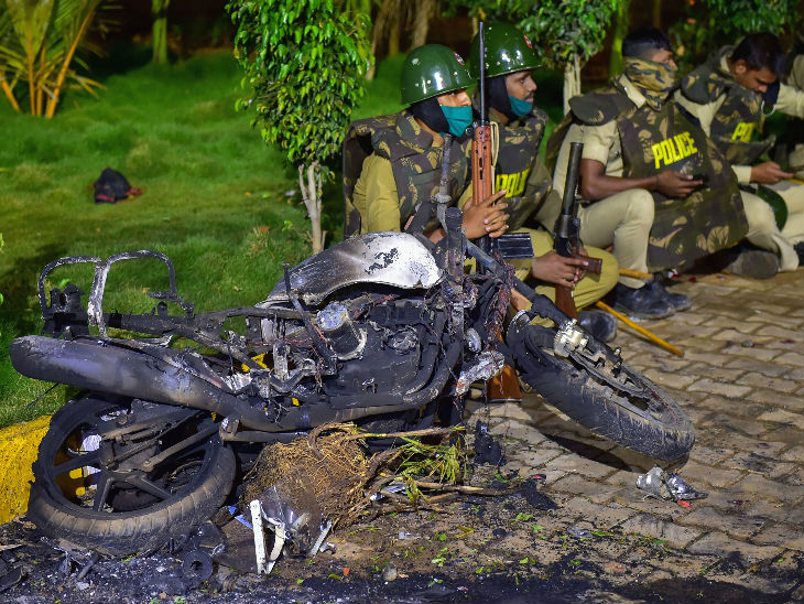 भीड़ ने केजी हल्ली पुलिस स्टेशन में जमकर तोड़फोड़ की थी। हिंसा को काबू करने के दौरान 60 से ज्यादा पुलिसकर्मी घायल हुए थे।