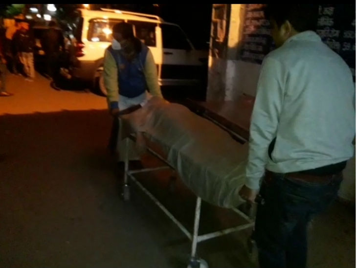 कार्तिक को मृत घोषित कर देने के बाद शव को ले जाते परिजन