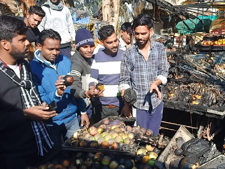 आग में स्वाहा हो गए ठेले और फल