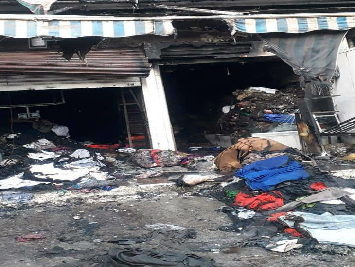 कपड़े की दुकान में लगी आग