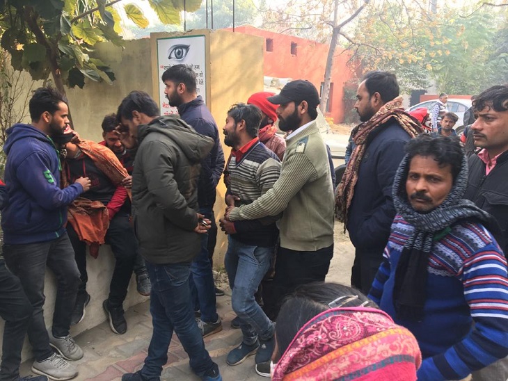 सिविल अस्पताल में विलाप करते रवि के परिजन।