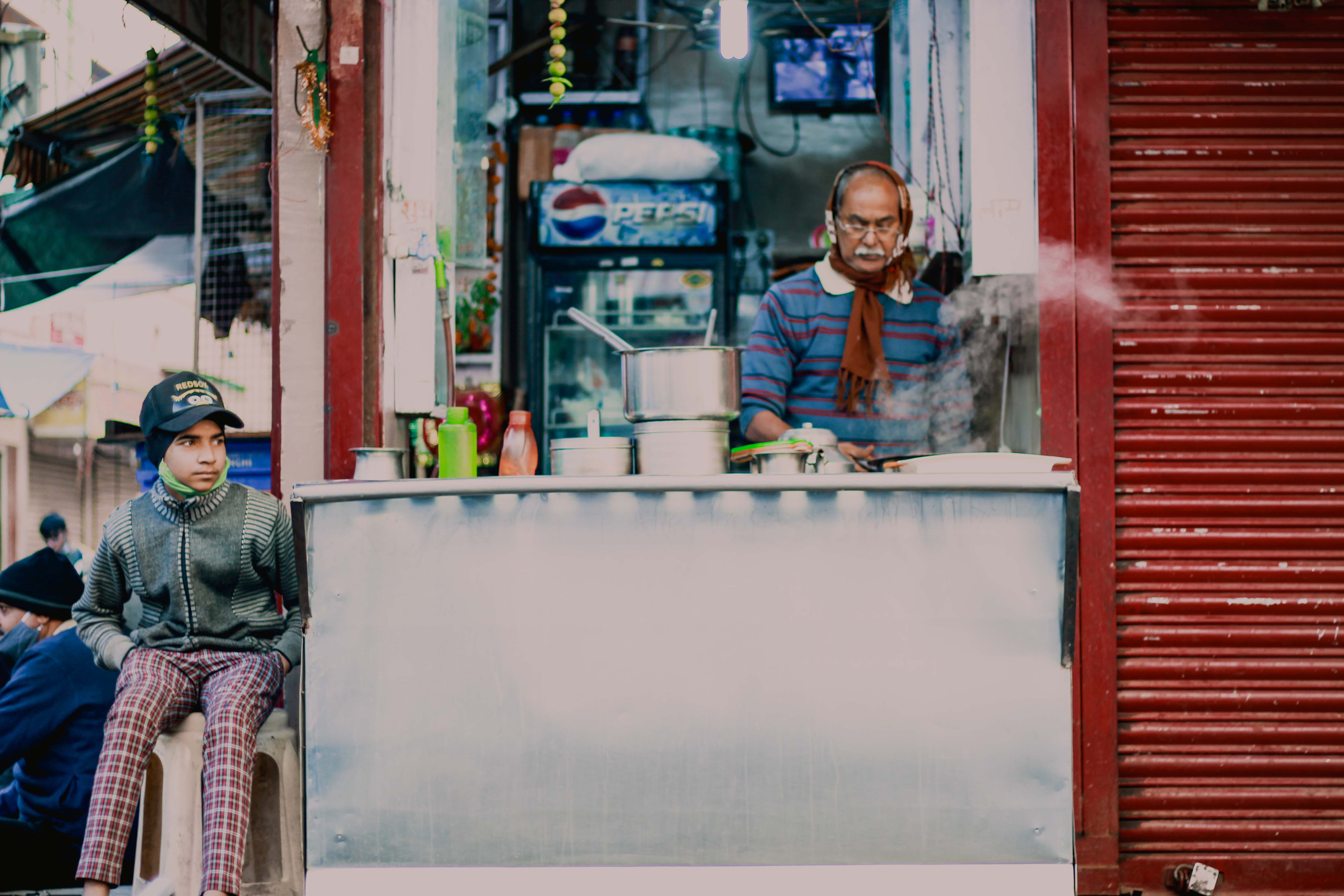 ठंड में चाय की दुकान वाला।