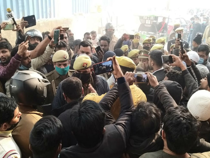 PDA की कार्रवाई का ऋचा सिंह समेत कई सपा नेताओं ने विरोध किया।