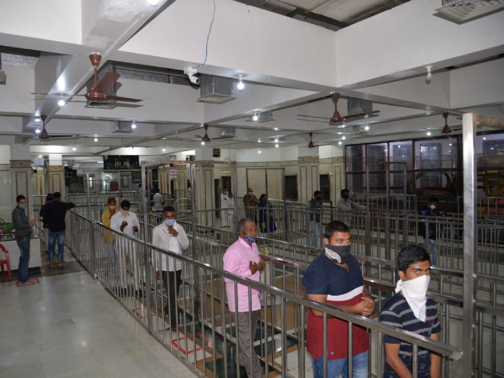 शिर्डी मंदिर में प्रवेश के लिए दो गज की दूरी के नियम का पालन कराया जा रहा है।