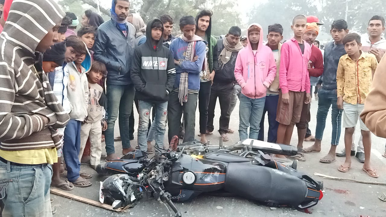 بہار کے نرکٹیا گنج روڈ حادثہ میں تین افراد ہلاک 2 جائے وقوع پر موجود ہجوم اور سڑک پر پڑے نوجوانوں کی موٹرسائیکل۔