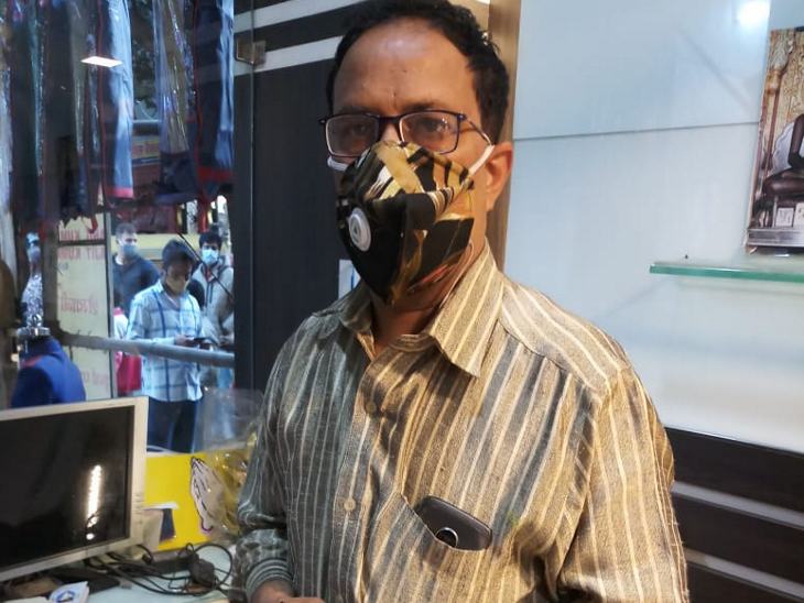 पिस्टल अड़ाकर दुकानदार को लूटा था।