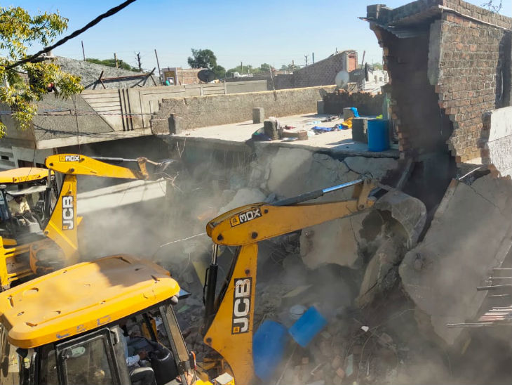 शराब तस्कर यशवंत के मकान पर चली जेसीबी