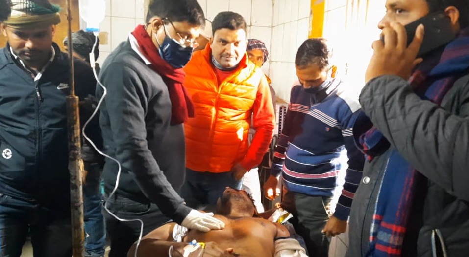 सदर अस्पताल में घायल सोनू सिंह।