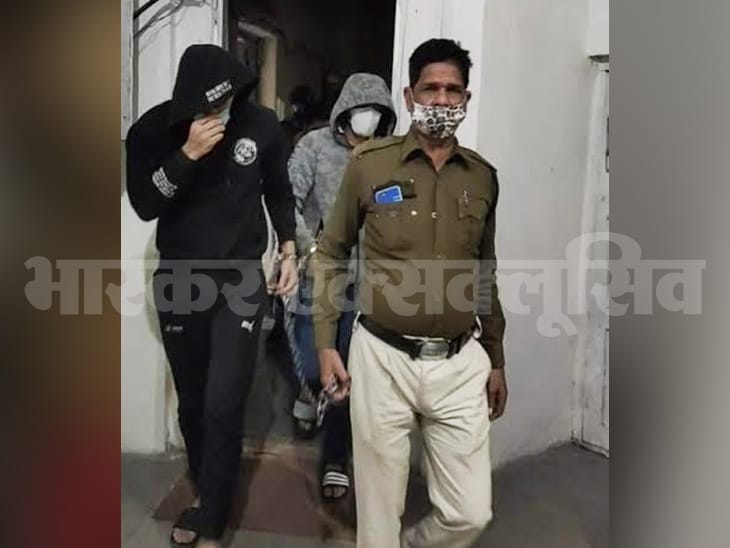 पुलिस ने आंटी के साथ गिरफ्त में आए अन्य आरोपियों से भी पूछताछ की।
