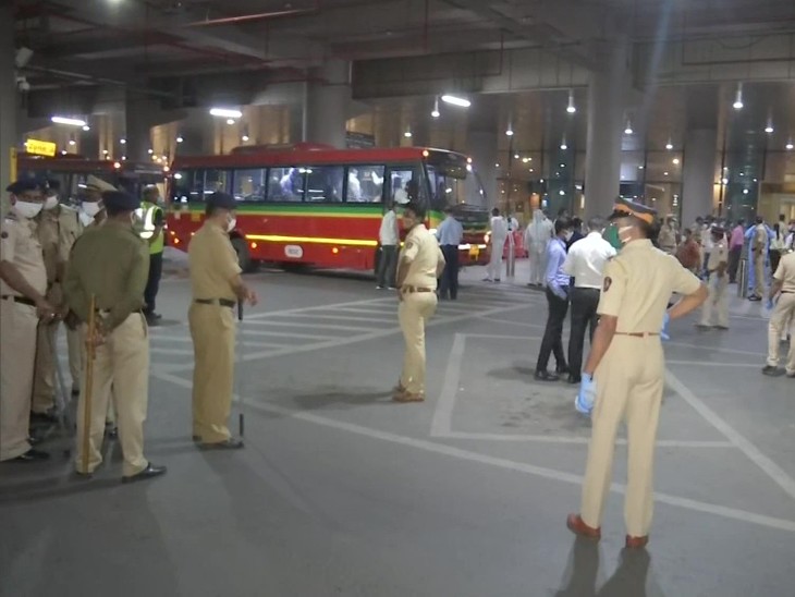 यात्रियों की नाराजगी को देखते हुए मुंबई एयरपोर्ट के बाहर भारी संख्या में पुलिसकर्मियों को तैनात किया गया था।