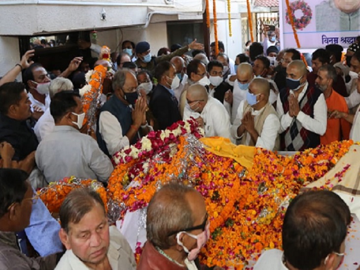 तस्वीर दुर्ग की है, वोरा परिवार के सदस्यों से भाजपा नेताओं ने मुलाकात उन्हें हौसला दिया।