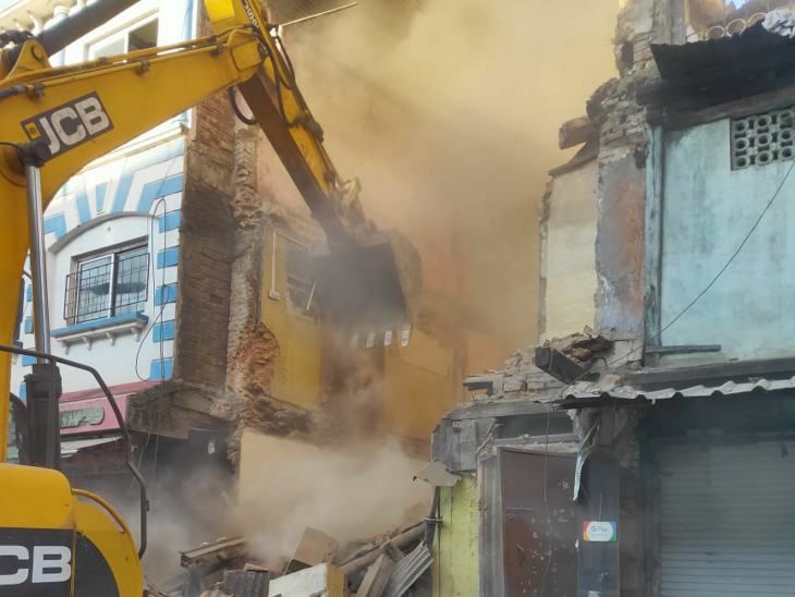 पंढरीनाथ थाना क्षेत्र में बेग के दो मंजिला मकान को जमींदोज किया गया।