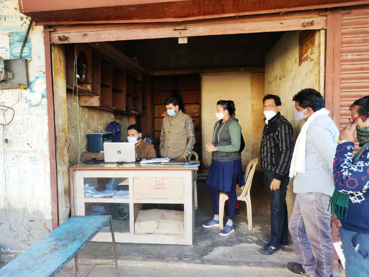 ऑनलाइन रिपोर्ट की जांच करते अधिकारी