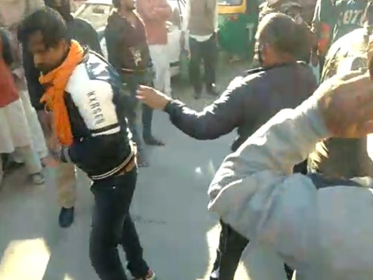 छत्रीपुरा में विरोध कर रहे परिजनों को पुलिस ने सिखाया सबक।