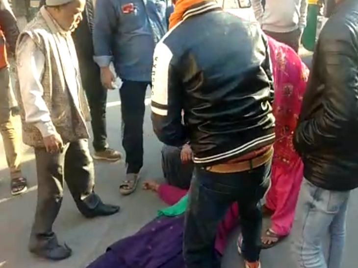 कार्रवाई के विरोध में महिला जमीन पर ही लेट गई।