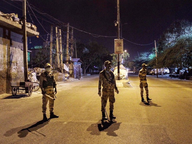 पुणे में कर्फ्यू नियमों का पालन करवाने के लिए अतिरिक्त फोर्स लगाई गई थी।