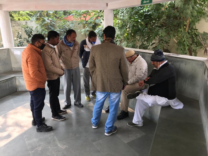 सिविल अस्पताल में डाहर गांव के पास हादसे की जानकारी देते मृतक के परिजन।
