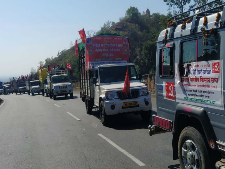 वाहनों से सैकड़ों किसान महाराष्ट्र के नासिक से दिल्ली जा रही हैं।