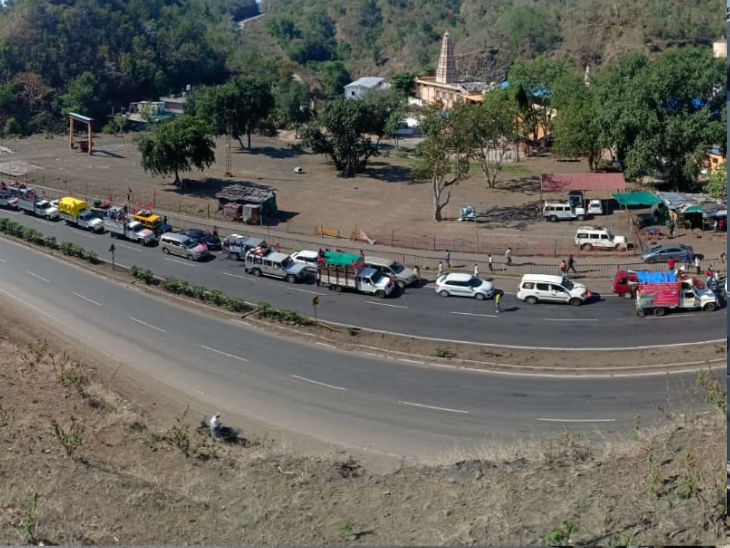 बुधवार को मध्यप्रदेश की सीमा पर नेशनल हाइवे क्रमांक 3 पर वाहनों की कतार लग गई।