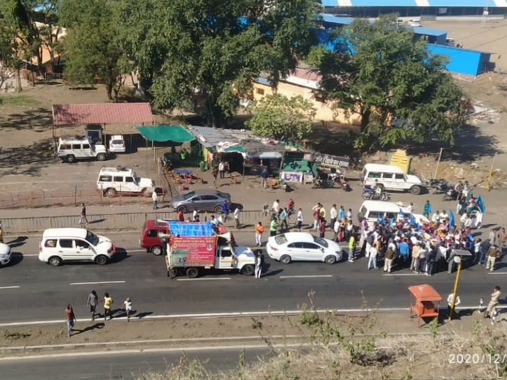 हाइवे पर नर्मदा बचाओ आंदोलन की नेत्री मेधा पाटकर ने समर्थकों के साथ किसान यात्रा का स्वागत किया।