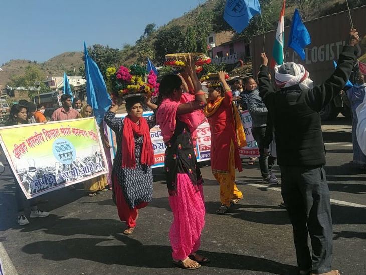 नर्मदा बचाओ आंदोलन के लोगों ने अनोखे अंदाज में किसान यात्रा का स्वागत किया।