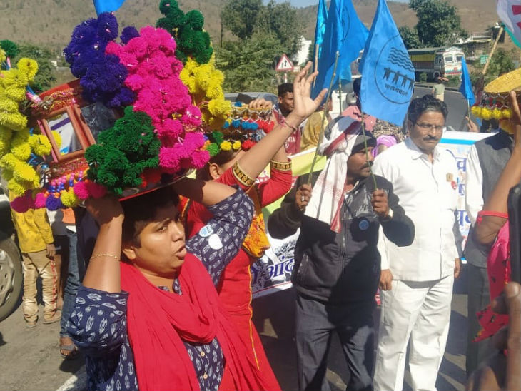 नर्मदा बचाओ आंदोलन के लोगों ने भी केंद्र सरकार के विरोध में नारे लगाए।