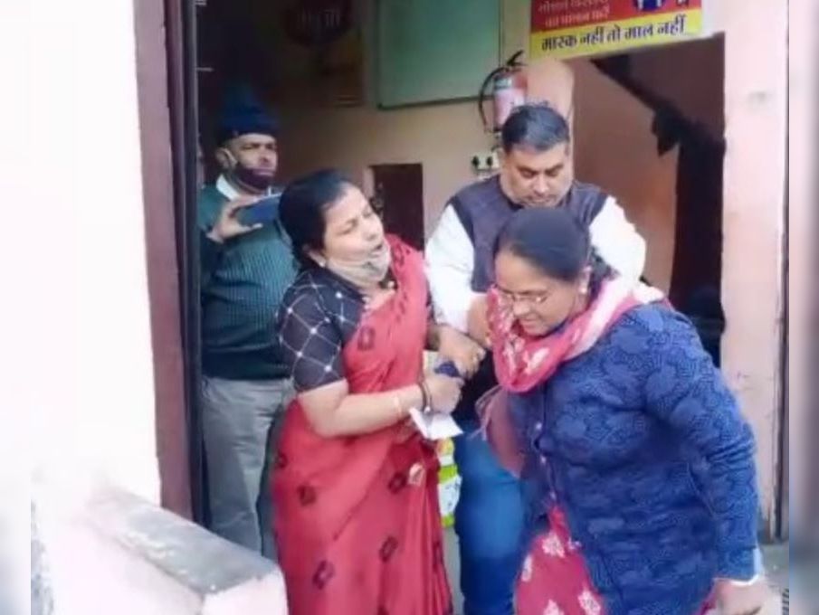  महिला अधिकारी का हाथ पकड़ जाने से राेकती व्यापारी की पत्नी।