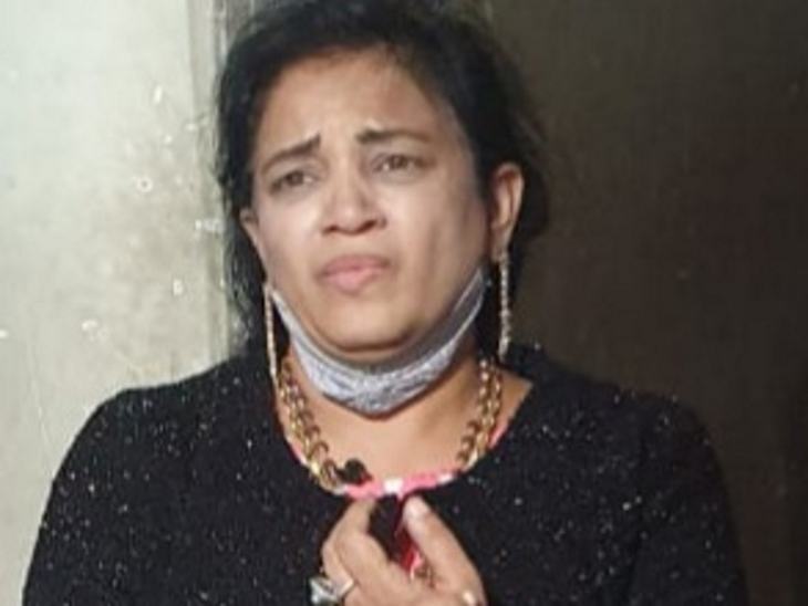 पुलिस गिरफ्त में आने के बाद प्रीति जैन की ये पहली फोटो सामने आई थी।