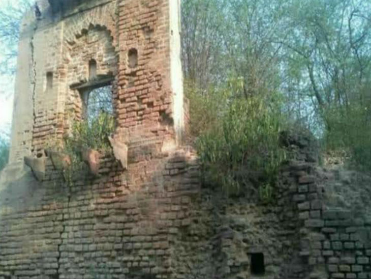 पूर्व पीएम अटल बिहरी का मलबे में तब्दील घर।