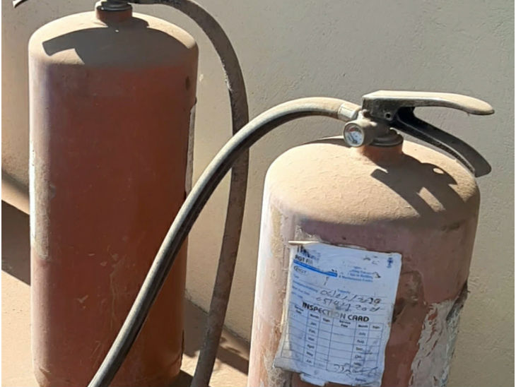 फैक्टरी में लगे फायर एक्सटिंग्वशर एक्सपायर हो चुके हैं।