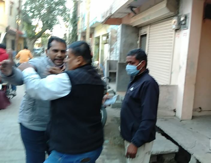 तहसीलदार काे झूमाझटकी कर जाने से राेकता व्यापारी।