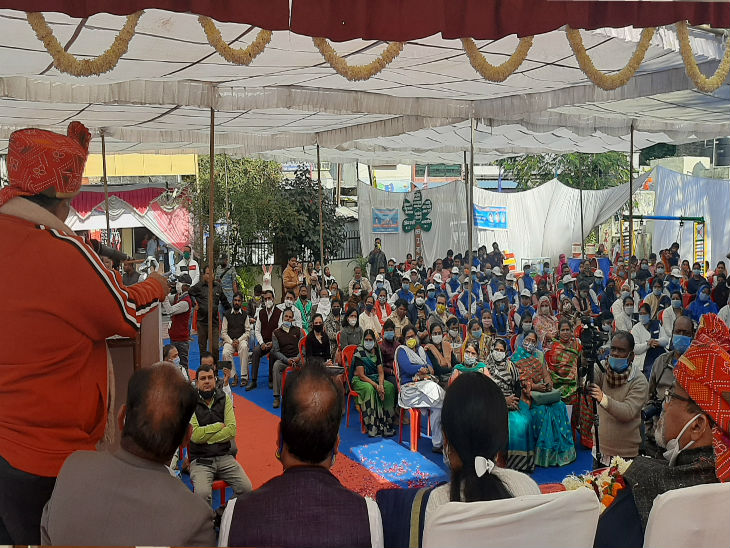 कार्यक्रम को सांसद अनिल फिरोजिया ने संबाेधित किया