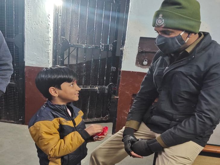 7 साल का बच्चा सिर्फ बता रहा था गांव का नाम, पुलिस ने गूगल सर्च कर 4 घंटे में खोज लिया बच्चे का घर, रोते हुए माता-पिता थाने पहुंचे