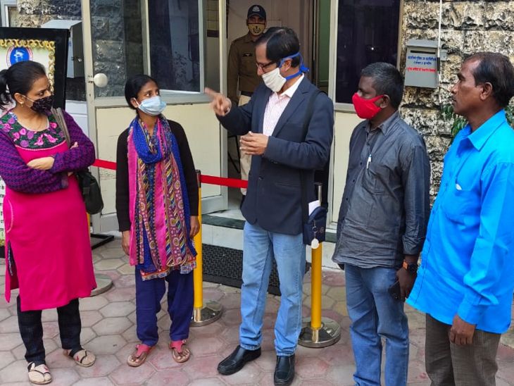 डीआईजी ऑफिस में गीता ने स्वामी से मुलाकात की।