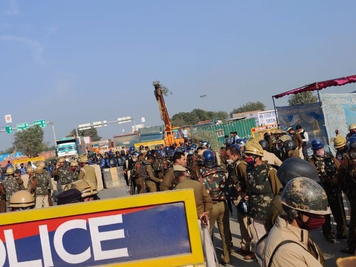 हरियाणा पुलिस ने बैरिकेड लगाकर हाईवे की दूसरी लेन भी बंद कर दी।