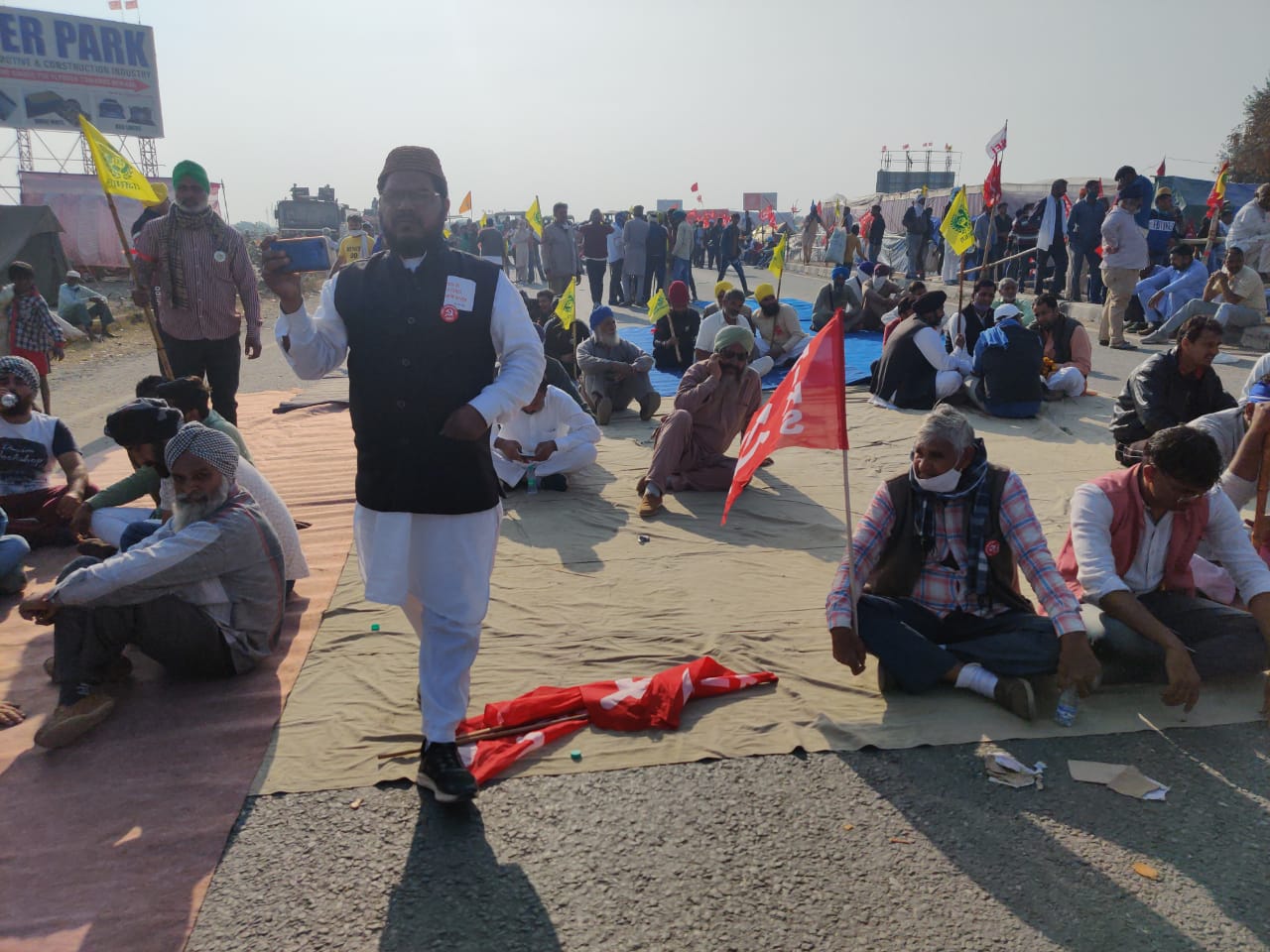 नेशनल हाईवे पर दूसरी लेन पर बैरियर लगाने के बाद किसान इस तरह रोड पर आ गए।