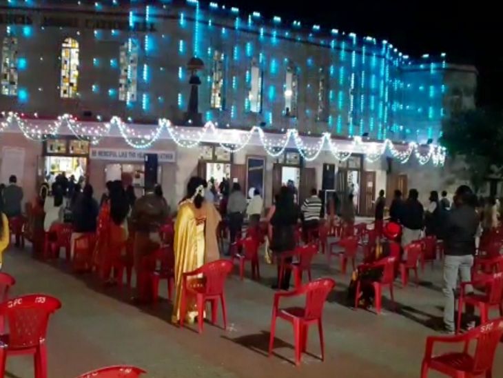 चर्च परिसर में आकर्षक विद्युत सज्जा की गई।