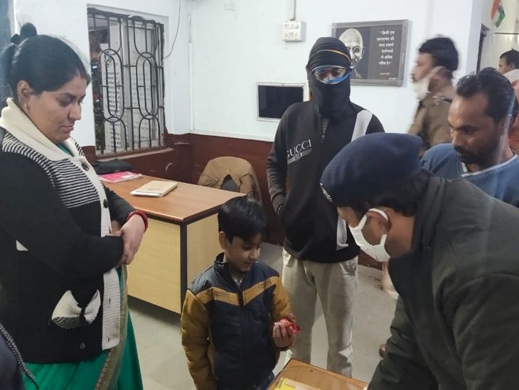 पुलिस ने माता-पिता को बच्चे को सौंप दिया।