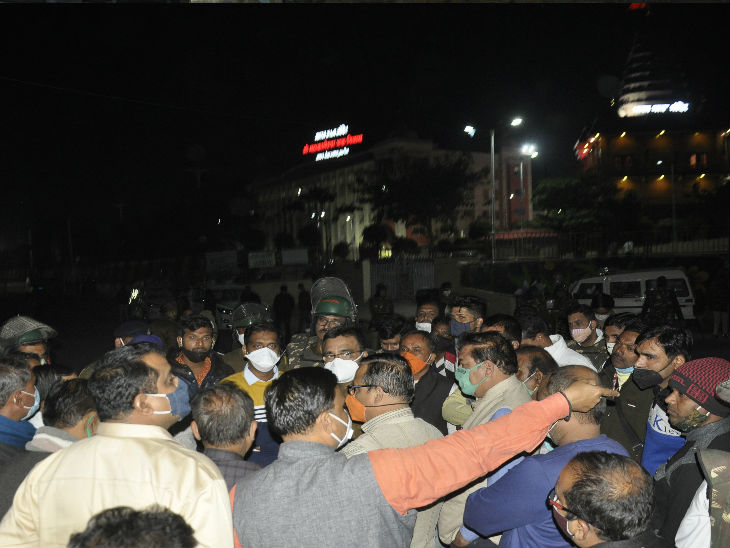 माधव सेवा न्यास के सामने लोगों से जानकारी लेते कलेक्टर और एसपी (मुंह में मास्क लगाए हुए)