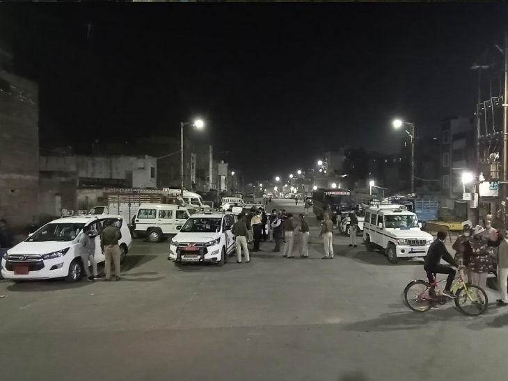 उपद्रव को नियंत्रित करने के लिए बेगमबाग इलाके में मौजूद अधिकारियों का अमला