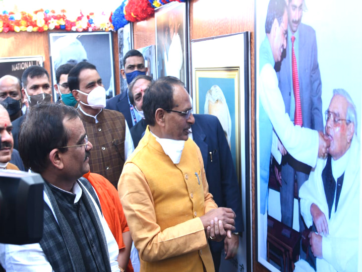 शिवराज सिंह चौहान ने प्रदर्शनी का अवलोकन किया।