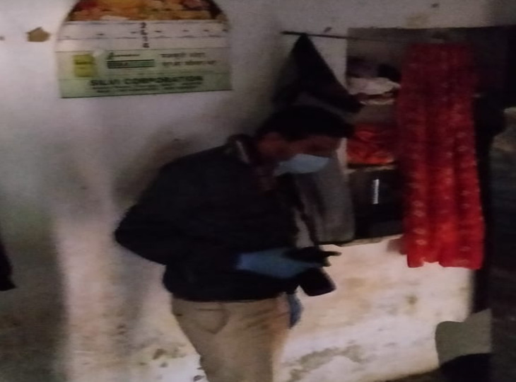 घटनास्थल पर कमरे में जांच करते हुए एफएसएल टीम