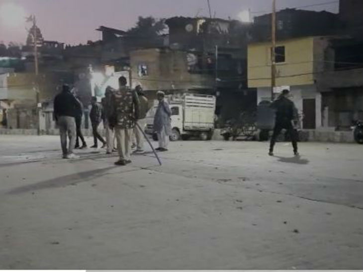 मौके पर पुलिस फोर्स तैनात किया गया है। सड़क पर पत्थर भी बिखरे हुए हैं।